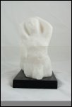 Tove Bowyer
3 mænd i alabaster
Alabaster skulptur på sort stenplade (25 cm)